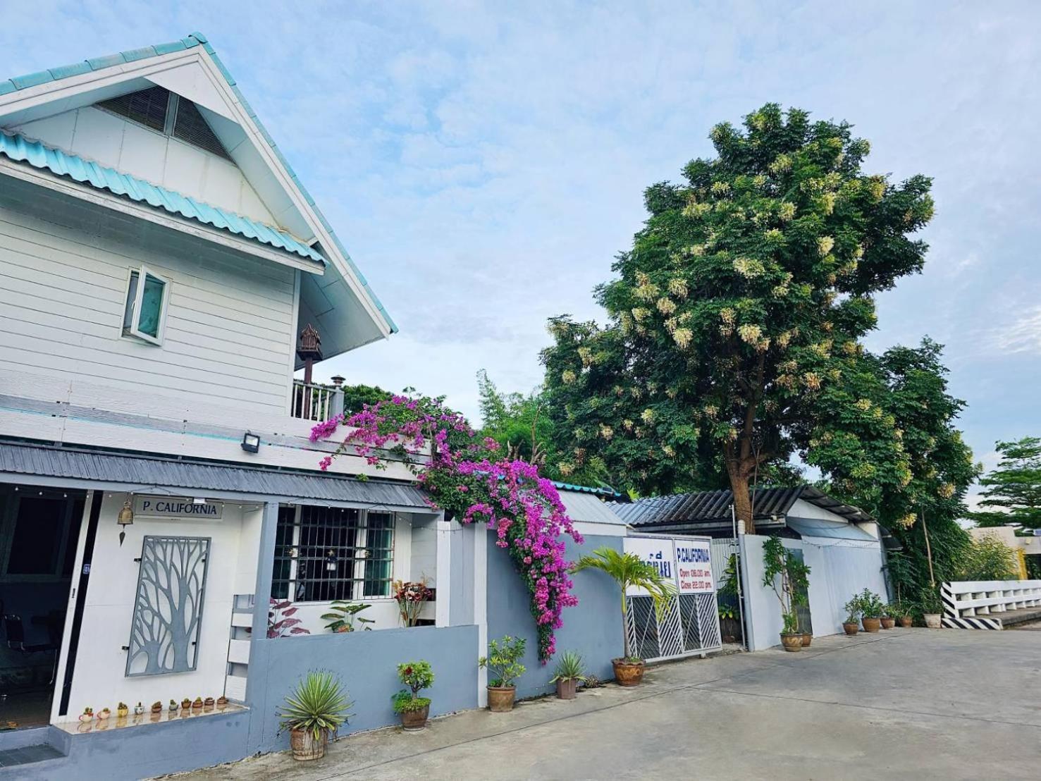 P.California Inter Hostel Nang Rong Eksteriør bilde