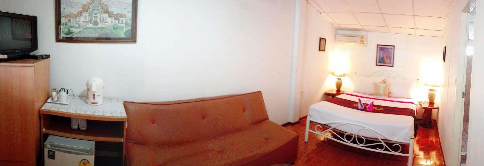P.California Inter Hostel Nang Rong Eksteriør bilde